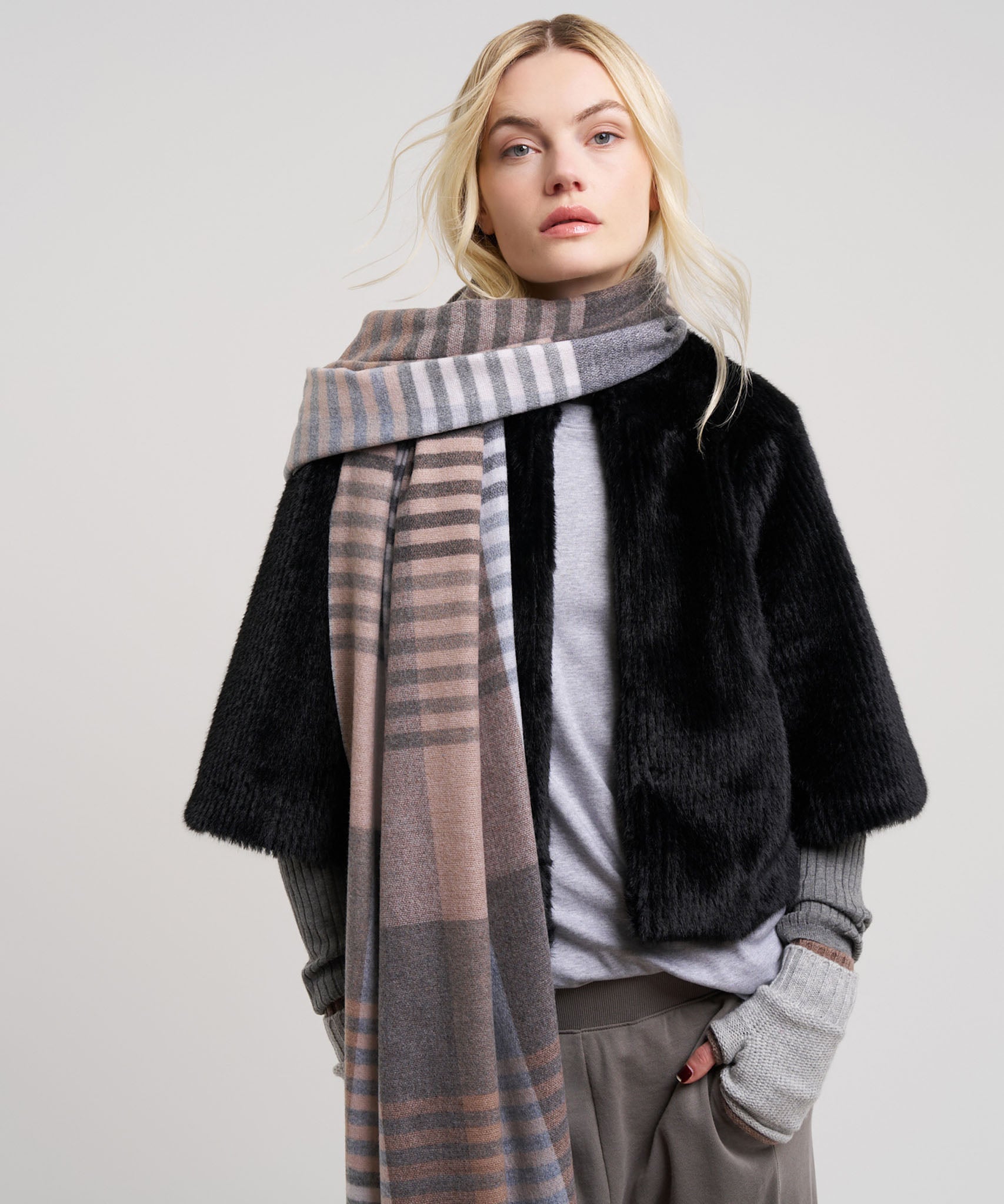 Collarless Fur Jacket With Raglan Sleeves - Image 8